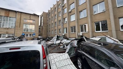Наслідки негоди біля будівлі Шевченківської райадміністрації