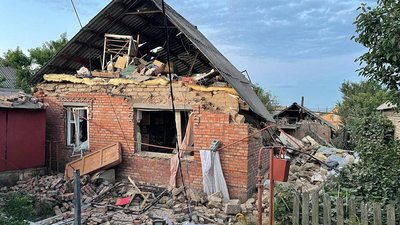 Тиждень під обстрілами. У Нікополі створили волонтерську групу, яка розбирає завали та обстежує територію