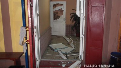 Трощив меблі та напав на поліцейських. На Миколаївщині затримали нетверезого чоловіка
