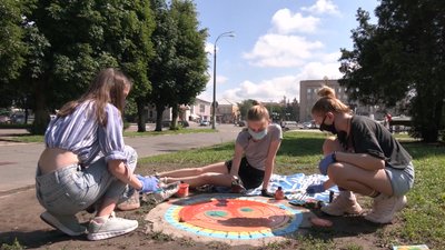 Для краси і з користю: на Черкащині діти розмальовують каналізаційні люки