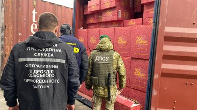 На Одещині блокували схему "транзитної" контрабанди цигарок до Євросоюзу - ДПСУ На Одещині блокували схему "транзитної" контрабанди цигарок до Євросоюзу - ДПСУ