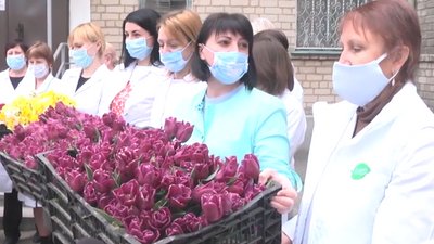 8 ящиків тюльпанів і нарцисів подарували медикам херсонські фермери