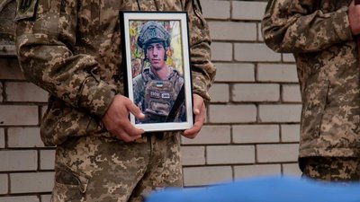 У Ніжині попрощалися із загиблим снайпером Артемом Григоренком У Ніжині попрощалися із загиблим снайпером Артемом Григоренком