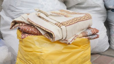 "Футболка закриє БТР": на Харківщині волонтерка збирає вживаний одяг для маскувальних сіток "Футболка закриє БТР": на Харківщині волонтерка збирає вживаний одяг для маскувальних сіток