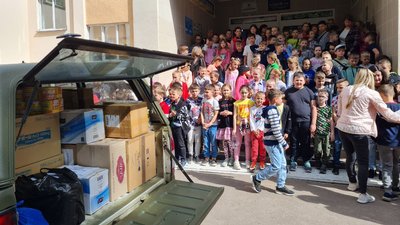 Учні та вчителі житомирського ліцею придбали авто для військових на передову Учні та вчителі житомирського ліцею придбали авто для військових на передову