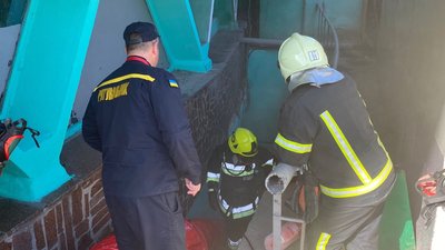 У Рівному димить центральний продуктовий ринок. Врятували чоловіка