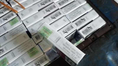 Понад 1,5 тисячі пачок сигарет викрили закарпатські митники в мікроавтобусі на кордоні Понад 1,5 тисячі пачок сигарет викрили закарпатські митники в мікроавтобусі на кордоні