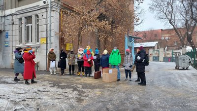 ЛГБТ-активістки принесли під консульство РФ у Харкові іграшковий мозок для Путіна та конвенцію ООН ЛГБТ-активістки принесли під консульство РФ у Харкові іграшковий мозок для Путіна та конвенцію ООН