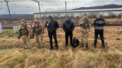 В горах на Закарпатті прикордонники затримали сімох чоловіків, які спробували перетнути кордон В горах на Закарпатті прикордонники затримали сімох чоловіків, які спробували перетнути кордон