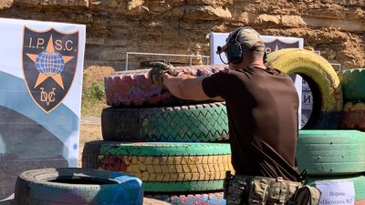 Чемпіонат з практичної стрільби: херсонські силовики змагались на влучність Чемпіонат з практичної стрільби: херсонські силовики змагались на влучність