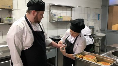 Володимир і Оксана на кухні трапезної УКУ.