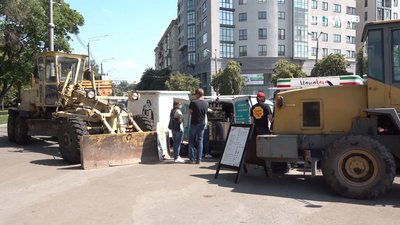 В центрі Харкова комунальна техніка заблокувала мобільні кав’ярні