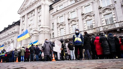 "Терористично порушують наші права". У Києві відбувся мітинг противників вакцинації