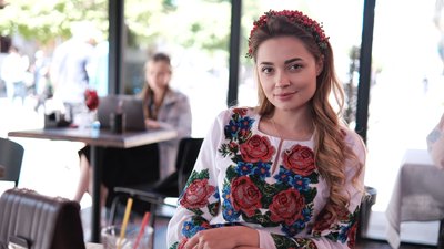 Дівчина на пішохідній вулиці Дівчина на пішохідній вулиці