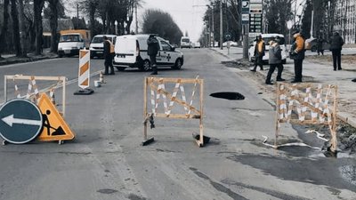 У Житомирі утворилося провалля на дорозі – частину вулиці перекрили, рух тролейбусів змінили