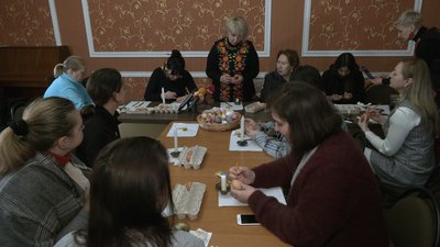 У Рівному вимушених переселенців навчали писанкарству У Рівному вимушених переселенців навчали писанкарству