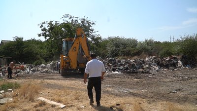 Роми прибирають сміття у Нерубайському