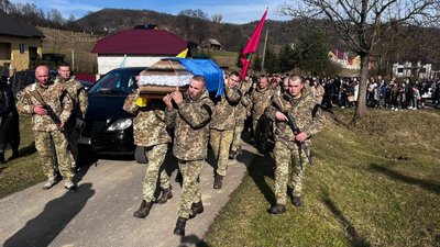 На Закарпатті попрощалися з загиблим прикордонником 20-річним Євгенієм Шмадченком