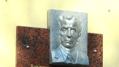 У Миколаєві встановили меморіальну дошку суднобудівнику У Миколаєві встановили меморіальну дошку суднобудівнику
