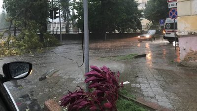 Підтопило вокзал та повалило гілки дерев. Вулиці Чернівців підтопила злива