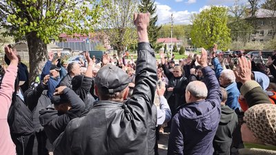Жителі селища Кострижівка на зборах перед селищною радою 29 квітня