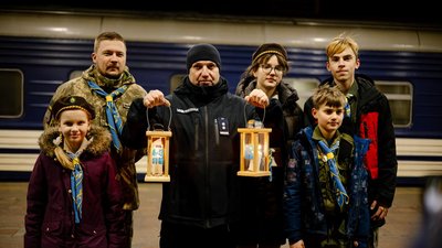 "Пластуни" передають вогонь з Вифлеєму