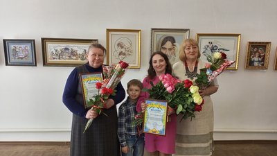 На Тернопільщині майстрині презентували виставку "Три долі, вишиті на полотні" На Тернопільщині майстрині презентували виставку "Три долі, вишиті на полотні"