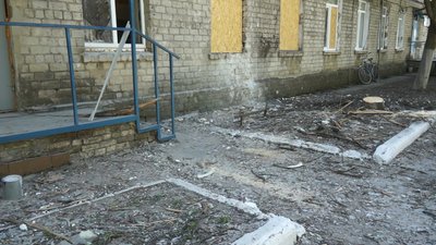 Пацієнти Мар’їнської лікарні, в яку бойовики влучили з міномета, залишаються у медзакладі Пацієнти Мар’їнської лікарні, в яку бойовики влучили з міномета, залишаються у медзакладі