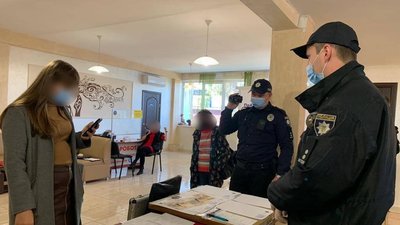 На території мукачівського автовокзалу поліцейські виявили продаж підроблених експрес-тестів
