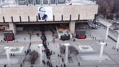 Черга на прощанні з Кернесом: відео з повітря