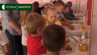 60 учнів замість 150 харчуються в шкільній їдальні в Ужгороді під час карантину 60 учнів замість 150 харчуються в шкільній їдальні в Ужгороді під час карантину