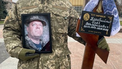 У Рівному попрощалися з бійцями Іллею Ромашем та Олегом Перебийносом У Рівному попрощалися з бійцями Іллею Ромашем та Олегом Перебийносом