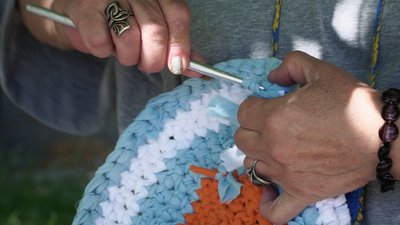Плете килимки, щоб допомогти ЗСУ: історія переселенки з Херсона, яка переїхала до Чернігова