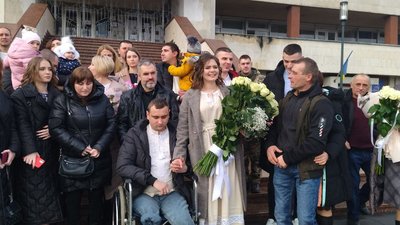 Зі шпиталю – під вінець: у Луцьку військовий, який втратив ноги на війні, одружився з коханою