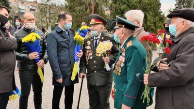 Покладанням квітів і хвилиною мовчання: у Хмельницькому відзначили День пам’яті та примирення