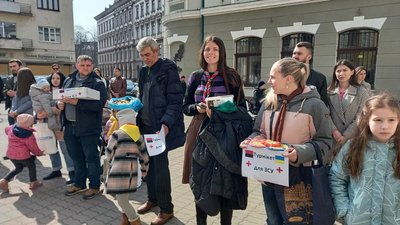 У Франківську пластуни збирали гроші на турнікети для бійців "Сталевого кордону"