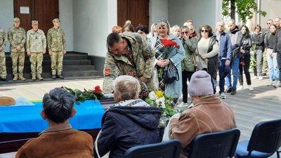 Дражнили Гномом за невисокий зріст, а він став титаном і тримав небо: черкащани попрощалися із Максиміліаном Склянським Дражнили Гномом за невисокий зріст, а він став титаном і тримав небо: черкащани попрощалися із Максиміліаном Склянським