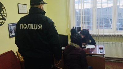 Збирала гроші на "відбудову помешкання". На Івано-Франківщині викрили жінку на шахрайстві — поліція