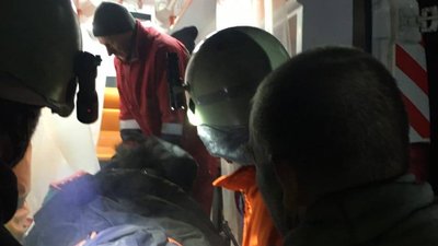 У Карпатах киянка впала та травмувала хребет. Допомогли рятувальники У Карпатах киянка впала та травмувала хребет. Допомогли рятувальники
