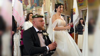 Тарас та Вікторія під час церемонії вінчання