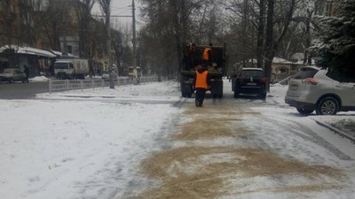 Комунальники у Херсоні працювали усю ніч, щоб встигнути до ранку обробити небезпечні ділянки Комунальники у Херсоні працювали усю ніч, щоб встигнути до ранку обробити небезпечні ділянки