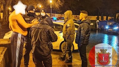 На Приморському бульварі затримали напівоголеного чоловіка з рушницею На Приморському бульварі затримали напівоголеного чоловіка з рушницею