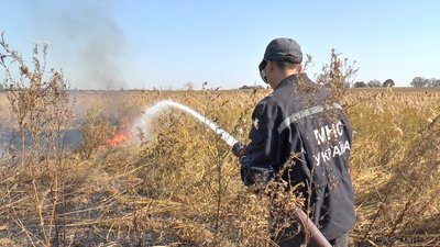 На Полтавщині торфовище гасять 6 рятувальників, машина і трактори