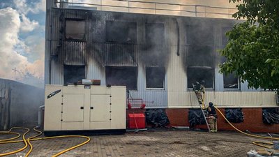 Рятувальники гасять пожежу на підприємстві у Високому