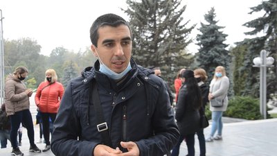 П'ятдесят батьків учнів і педагогів зібрались під Тернопільською ОДА П'ятдесят батьків учнів і педагогів зібрались під Тернопільською ОДА