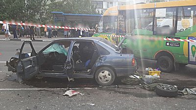 У Сумах зіткнулись маршрутка та легковик: водії у лікарні, пасажирів не було (ФОТО) У Сумах зіткнулись маршрутка та легковик: водії у лікарні, пасажирів не було (ФОТО)