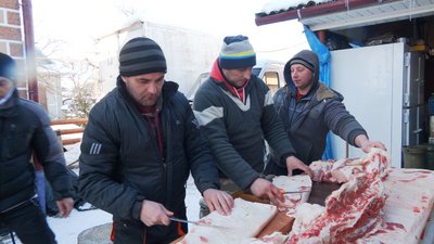 Купують свиней і готують м'ясні страви. Волонтери гуцульського села Пістинь передали на фронт пів тонни ковбас Купують свиней і готують м'ясні страви. Волонтери гуцульського села Пістинь передали на фронт пів тонни ковбас