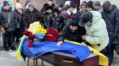 Зник у Кринках, повернувся "на щиті": у Миколаєві провели в останню путь морпіха Дмитра Дерев’янченка Зник у Кринках, повернувся "на щиті": у Миколаєві провели в останню путь морпіха Дмитра Дерев’янченка