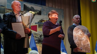 У Житомирі рідним 11 загиблих військових вручили "Ікони пам'яті" У Житомирі рідним 11 загиблих військових вручили "Ікони пам'яті"