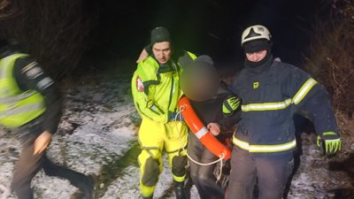 Чоловік, якого рятувальники дістали з болота у Луцьку